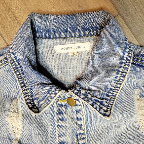 Honey Punch Fearless Patch Distressed Acid Wash Denim Jacket Women Sz S - Picture 7 of 10